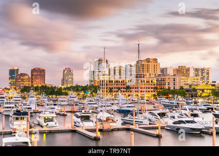 West Palm Beach, Florida, Stati Uniti d'America skyline del centro al tramonto. Foto Stock