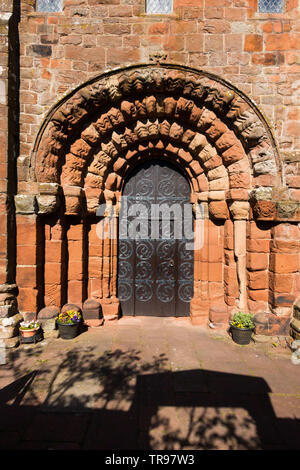 Impressionante Arco Normanno presso la porta occidentale di San api Priory chiesa in Cumbria, Regno Unito, costruita intorno al 1140 Foto Stock