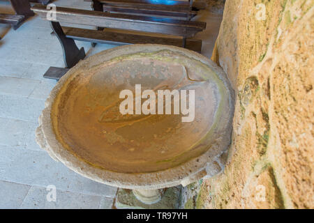 Antica font con una incisione di pesce nel V secolo la chiesa di San Giovanni di Sinis, nei pressi di Cabras, Sardegna, Italia Foto Stock