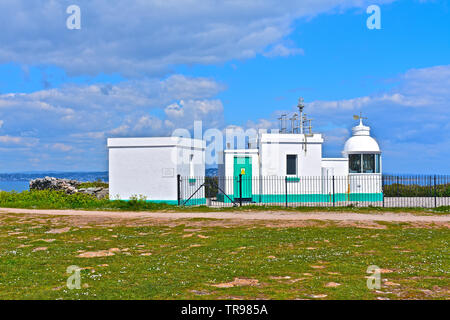 Berry Head è un roccioso promontorio vicino a Brixham, Devon. Questo è il piccolo faro automatico in cui la torre è solo 5m alto ma è 58m sopra il livello del mare. Foto Stock