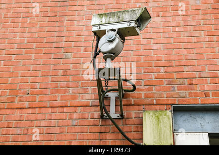 Grubby telecamera TVCC montato su una parete a Birmingham, Inghilterra Foto Stock