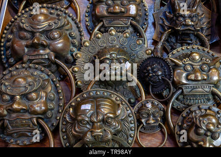 Ottone battenti della porta per la vendita su un Bric-a-Brac stallo, Tung Street, Hong Kong, Cina Foto Stock