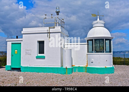 Berry Head è un roccioso promontorio vicino a Brixham, Devon. Questo è il piccolo faro automatico in cui la torre è solo 5m alto ma è 58m sopra il livello del mare. Foto Stock