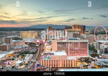 Las Vegas, Nevada, Stati Uniti d'America cityscape sulla striscia di sera. Foto Stock