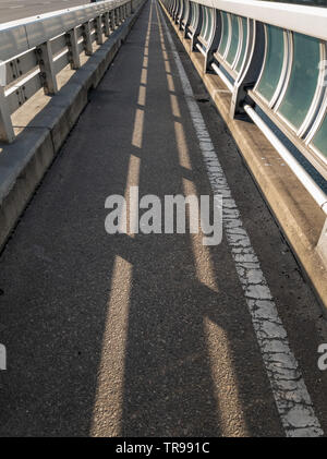 Guardando il per i pedoni di ponte Jamsil, ombre e luce attraverso un corrimano assomiglia ad una corsia Foto Stock