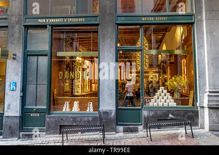 Maison Dandoy una sala da tè e waffle cafe in Les Galeries Royales Saint-Hubert , un elegante smaltata shopping arcade a Bruxelles ,Belgio Foto Stock