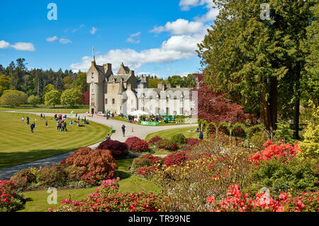 Il castello di BALLINDALLOCH E GIARDINI BANFFSHIRE SCOTLAND MACMILLAN CANCRO EVENTO E PERSONE NEL PARCO DEL CASTELLO Foto Stock