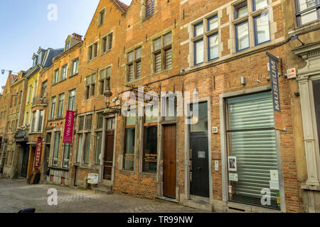 Piccoli negozi al dettaglio e studios in Rue Sainte-Anne una piccola strada di ciottoli a Bruxelles ,Belgio Foto Stock