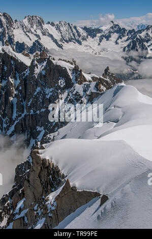 Cime innevate e montagne vista dall'Aiguille du Midi, vicino a Chamonix. Una famosa stazione sciistica ai piedi del Mont Blanc nelle Alpi francesi. Foto Stock