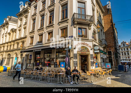 Le persone a bere birra presso Au Brasseur a Bruxelles appena fuori la Grand Place Square bar che vende molti tipi diversi di birra belga,Bruxelles ,Belgio Foto Stock