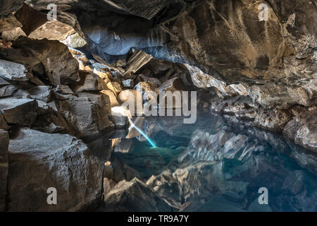 La grotta di lava di Grjótagjá, nei pressi del Lago Myvatn, Islanda. Una volta che un popolare luogo di nuoto, l'acqua è troppo caldo per la sicurezza a seguito dell eruzione del 1984 Foto Stock