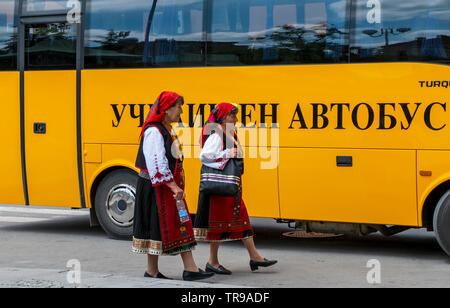 La Bulgaria 31 Maggio 2019: Adulti folklore canzone di gruppi di tutte le età, i bambini dei gruppi di danza collegato via bus da scuole e gruppi di ballo in tutta la regione Yambol indossando il costume tradizionale abito da loro regionale. Divertito locali visita turistica e appassionati di folklore durante la canzone Elhovo e dance festival . Clifford Norton Alamy Foto Stock