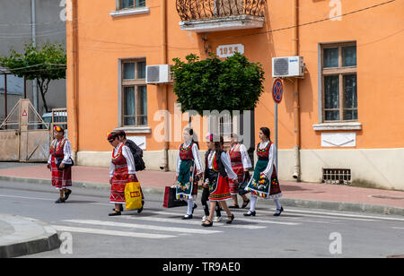 La Bulgaria 31 Maggio 2019: Adulti folklore canzone di gruppi di tutte le età, i bambini dei gruppi di danza collegato via bus da scuole e gruppi di ballo in tutta la regione Yambol indossando il costume tradizionale abito da loro regionale. Divertito locali visita turistica e appassionati di folklore durante la canzone Elhovo e dance festival . Clifford Norton Alamy Foto Stock