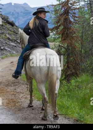 Tourist di equitazione, il Lago Louise, miglioramento District 9, il Parco Nazionale di Banff, Alberta, Canada Foto Stock