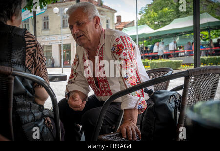 La Bulgaria 31 Maggio 2019: Adulti folklore canzone di gruppi di tutte le età, i bambini dei gruppi di danza collegato via bus da scuole e gruppi di ballo in tutta la regione Yambol indossando il costume tradizionale abito da loro regionale. Divertito locali visita turistica e appassionati di folklore durante la canzone Elhovo e dance festival . Clifford Norton Alamy Foto Stock