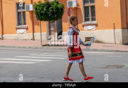 La Bulgaria 31 Maggio 2019: Adulti folklore canzone di gruppi di tutte le età, i bambini dei gruppi di danza collegato via bus da scuole e gruppi di ballo in tutta la regione Yambol indossando il costume tradizionale abito da loro regionale. Divertito locali visita turistica e appassionati di folklore durante la canzone Elhovo e dance festival . Clifford Norton Alamy Foto Stock