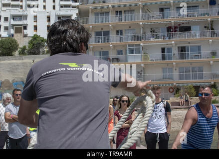 SANTA PONSA, MALLORCA, Spagna - 29 Maggio 2019: membro di equipaggio a Cruceros Cormoran pronto per la sosta presso il molo su 29 Maggio 2019 a Santa Ponsa, Mallorca, Spa Foto Stock