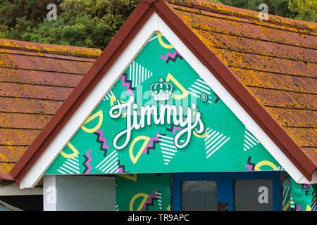 Le capanne da spiaggia hanno un nuovo look - make-over per Jimmy's, Jimmy's Iced Coffee Beach Hut a Bournemouth, Dorset UK a maggio Foto Stock