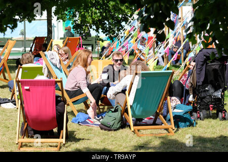 Festival di fieno, Hay on Wye, Powys, Wales, Regno Unito - Venerdì 31 Maggio 2019 - Visitatori godere di una pausa tra gli eventi del Festival di prati come il sole emerge il venerdì pomeriggio. Gli undici giorni del festival offre oltre 800 eventi molte volte a bambini - Il Festival di fieno continua a domenica 2 giugno. Foto Steven Maggio / Alamy Live News Foto Stock