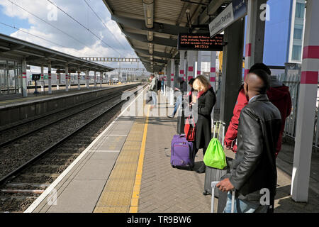 I passeggeri in attesa per il servizio del treno sulla piattaforma di Luton Airport Parkway station di Londra Inghilterra REGNO UNITO GB Gran Bretagna KATHY DEWITT Foto Stock