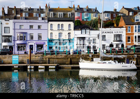 WEYMOUTH, Regno Unito - 24 Maggio 2019: il vecchio porto è una pittoresca area presso la località balneare di Weymouth nel Dorset, Inghilterra del sud. Foto Stock