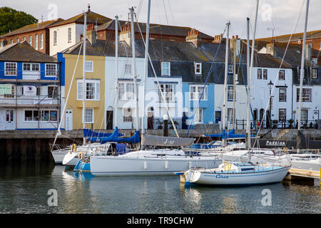 WEYMOUTH, Regno Unito - 24 Maggio 2019: il vecchio porto è una pittoresca area presso la località balneare di Weymouth nel Dorset, Inghilterra del sud. Foto Stock