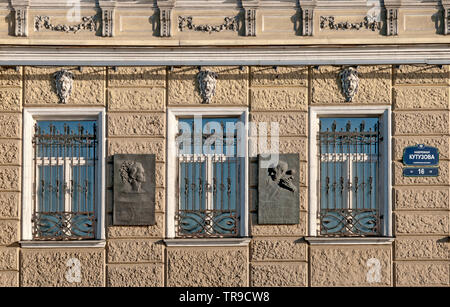 San Pietroburgo. La Russia. Le targhe commemorative di violoncellista Mstislav Rostropovich e cantante Galina Vishnevskaya su Kutuzòv Embankment 16 Foto Stock