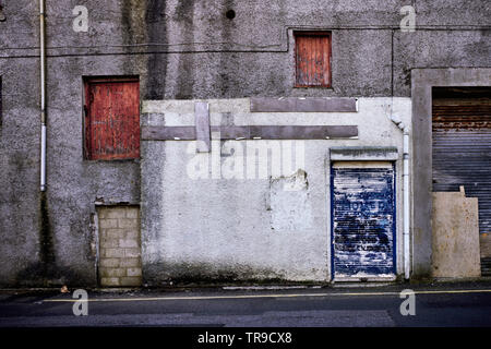 Quattro porte in un vecchio edificio abbandonato in Strabane, Irlanda del Nord Foto Stock