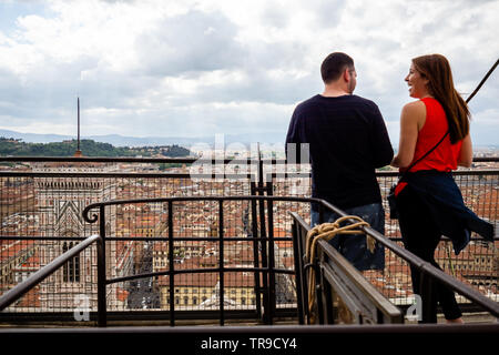 L'Italia, Firenze - 11 maggio 2019, un giovane si gode della vista del Florenze - Firenze - dal belvedere di osservazione del Duomo di Firenze, Toscana R Foto Stock