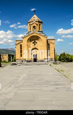 Il secolo scorso la Chiesa dei Santi Martiri di bright pietra costruito il villaggio di montagna Teghenik nella regione di Kotayk di Armenia Foto Stock