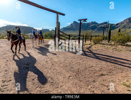 Gli ospiti a colazione ride a White Stallion Ranch, un dude ranch appena fuori Tucson, AZ. Foto Stock