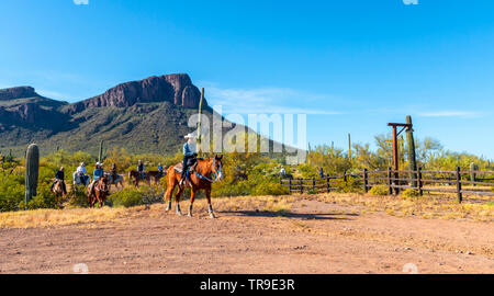 Gli ospiti a colazione ride a White Stallion Ranch, un dude ranch appena fuori Tucson, AZ. Foto Stock