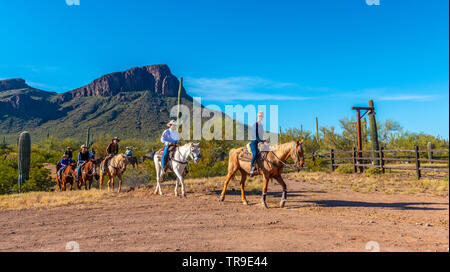 Gli ospiti a colazione ride a White Stallion Ranch, un dude ranch appena fuori Tucson, AZ. Foto Stock