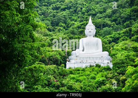 Bianco gigantesca statua del Buddha al Wat Theppitak Punnaram Foto Stock