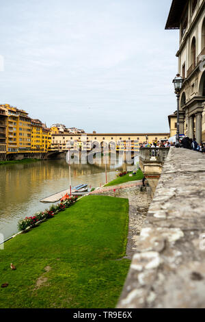 Ponte Vecchio - ponte- oltre il fiume Arno situato in Firenze, Toscana - Italia. L'immagine verticale. Foto Stock