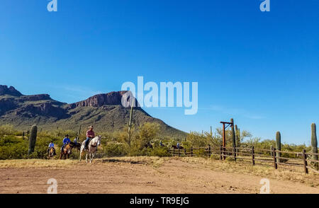 Gli ospiti a cavallo arriva per prima colazione a White Stallion Ranch, un dude ranch appena fuori Tucson, AZ. Foto Stock