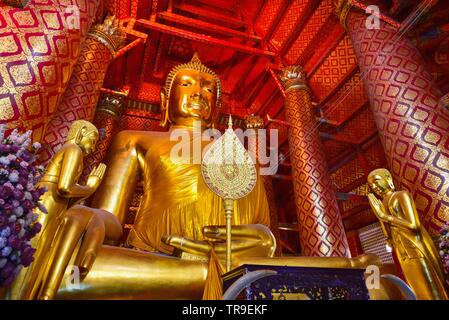 Giant Golden Budda seduto al Wat Phanan Choeng nella provincia di Ayutthaya Foto Stock