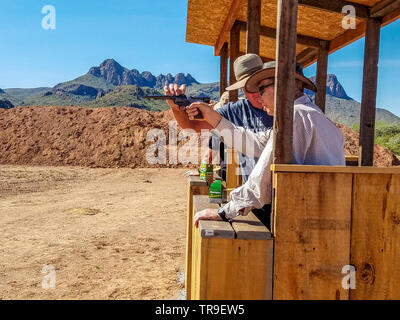 Lezioni di tiro con fucile e sei shooter a White Stallion Ranch, un dude ranch al di fuori di Tucson, AZ. Foto Stock