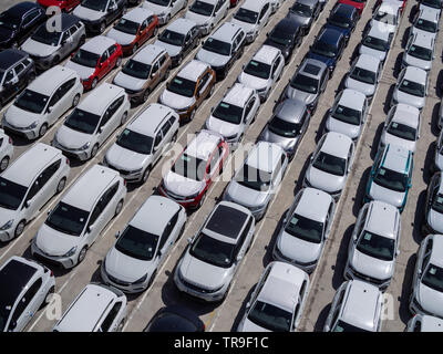 Nuove auto parcheggio, vista aerea, giornata di sole Foto Stock