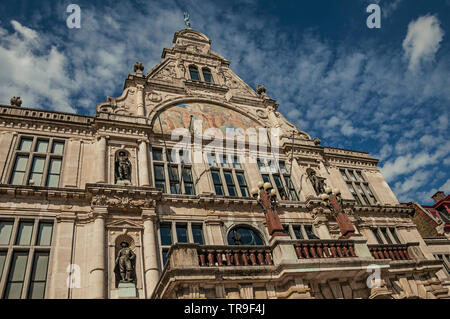 Il vecchio edificio classico con statue e cielo blu nel centro città di Gand. Città con una intensa vita culturale e di edifici gotici in Belgio. Foto Stock