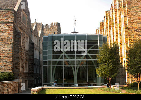 Nuova e Vecchia architettura a libreria Perkins nel campus della Duke University di Durham, NC, Stati Uniti d'America Foto Stock