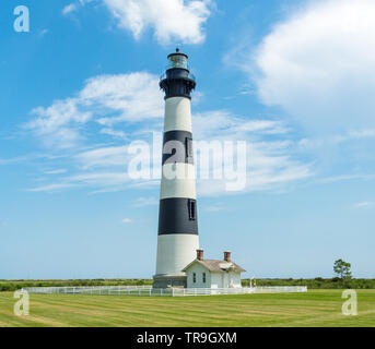 Isola Bodie Stazione di luce in una giornata di sole in testa Nag, North Carolina, Stati Uniti d'America. Foto Stock