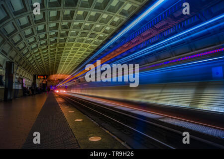 DC Metro vagoni della metropolitana uscire e avvicinamento stazione Smithsonian in Washington, DC. Foto Stock