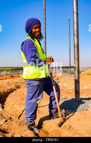 Johannesburg, Sud Africa - 09 Giugno 2010: il lavoratore edile su un sito di costruzione Foto Stock