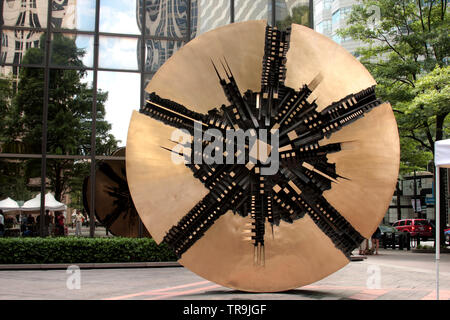 "Grande discoteca' (il grande disco) scultura di Arnaldo Pomodoro nel centro cittadino di Charlotte, NC, Stati Uniti d'America Foto Stock