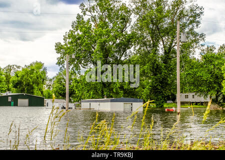 Vista delle case mobili inondata dal fiume Missouri in primavera; Missouri, Midwest Foto Stock