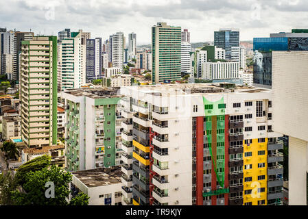 Vista aerea di Recife, Brasile, vicino a Boa Viagem. Alti, colorata città edifici e grattacieli in un tropicale paese Sud Americano. Foto Stock