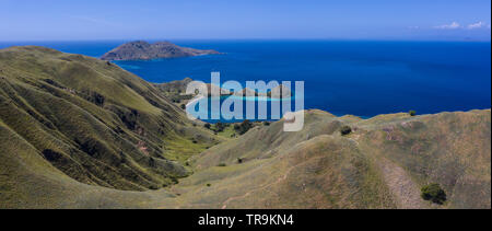 Visto dall'occhio di un uccello, le isole tropicali nel Parco Nazionale di Komodo, Indonesia, sono circondate da una stupefacente, biodiversi barriere coralline. Foto Stock