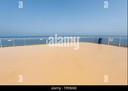 Il beige ponte di poppa di un traghetto passeggeri. Foto Stock