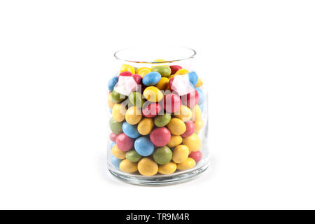 Colorate caramelle dolce in un barattolo di vetro isolato su sfondo bianco. Foto Stock